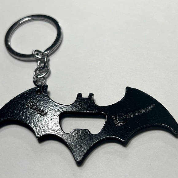 DC x Batman - Bottle Opener Keychain 🦇🍾 - Picture 4 of 5